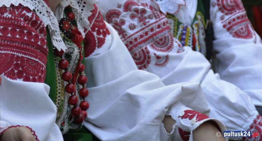 Strój kurpiowski z Puszczy Białej opisany w Wikipedii