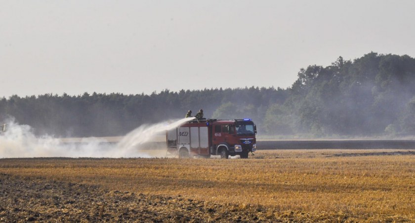  Strażacy walczą z pożarem rżyska w Mierzeńcu
