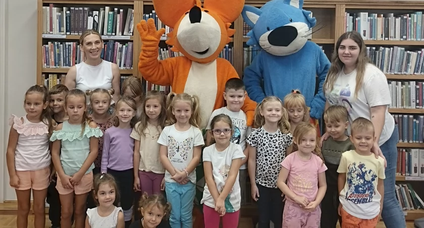 Zajączki i Pszczółki z Przedszkola Miejskiego nr 4 na spotkaniu z Fenkiem i Maksem