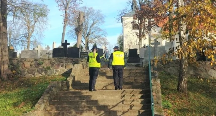 Policja ostrzega przed kradzieżami na cmentarzach
