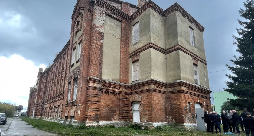 Tu powstaną nowe mieszkania komunalne. Dziś przekazano plac budowy wykonawcy przebudowy i remontu dawnych koszar