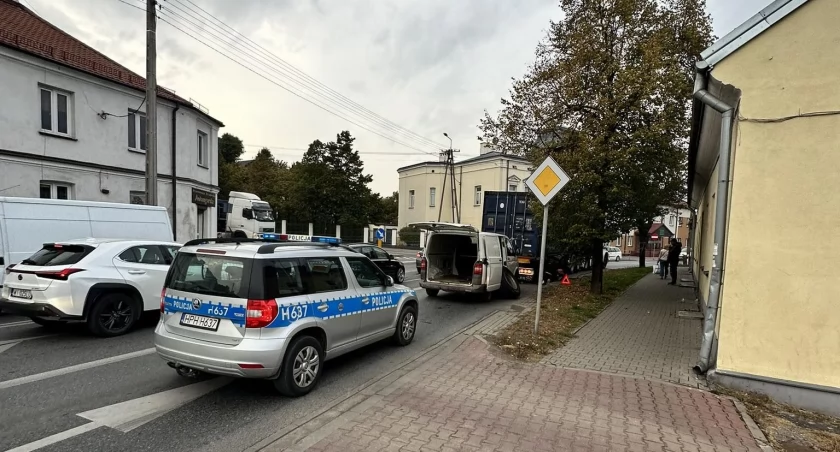 Uwaga kierowcy, utrudnienia na drodze. Ruchem kieruje Policja