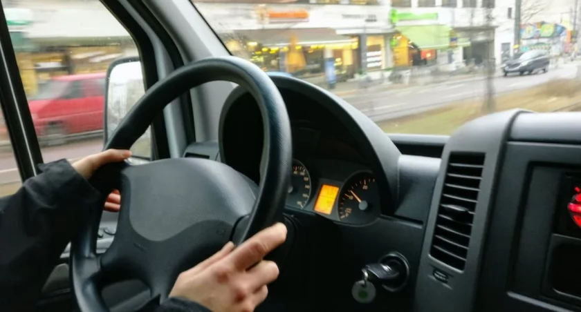 Jechał... zapisać się na egzamin na „prawko”. Wpadł, bo przekroczył prędkość