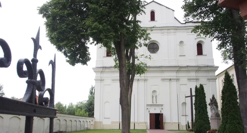 Radni jednogłośnie za dotacją na renowację ołtarzy w kolegiacie i zabezpieczeniem kościoła szkolnego przed degradacją