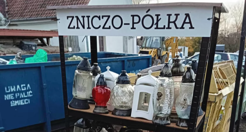 Zniczo-półka na pułtuskich cmentarzach
