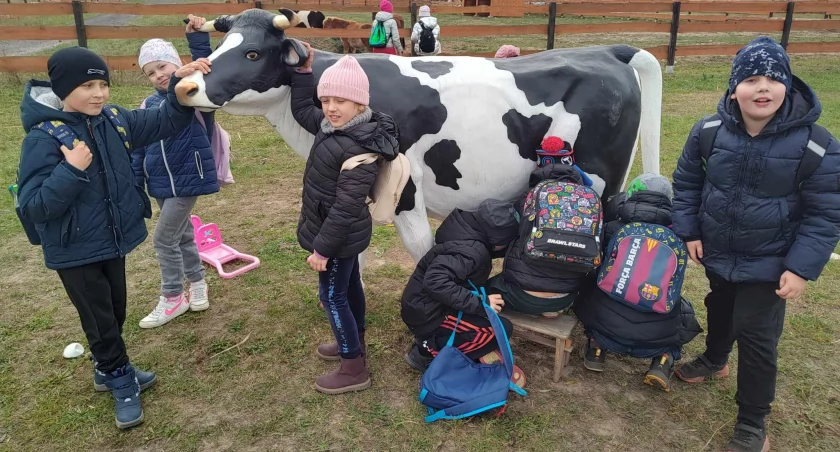 Drugoklasiści z Dzierżenina na wycieczce do Zagrody Zabłocie
