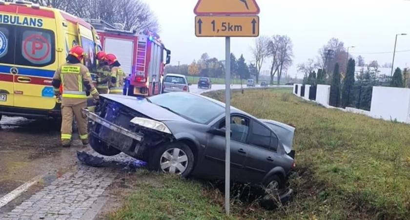 Pijany kierowca sprawcą wypadku w Karniewku. Pasażerka z urazami głowy trafiła do szpitala