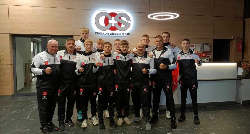 Trener Cezary Rzepnicki wraz z podopiecznymi na zgrupowaniu w COS Giżycko