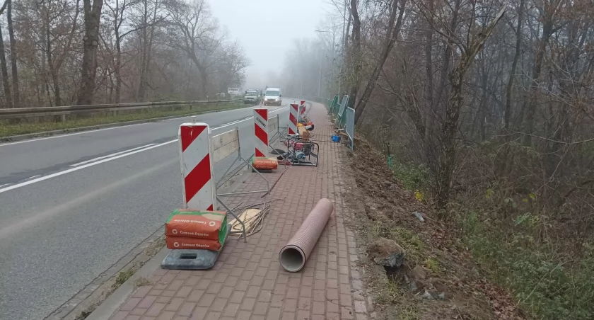 Trwa montaż barier drogowych