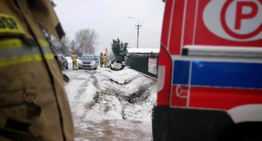 Auto osobowe wypadło z drogi