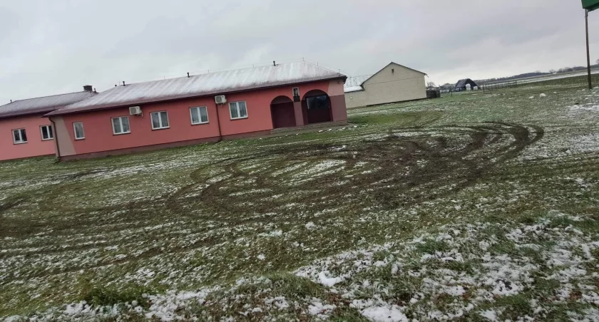 Zdewastowane boisko wokół remizy. OSP Drwały szuka świadków zdarzenia