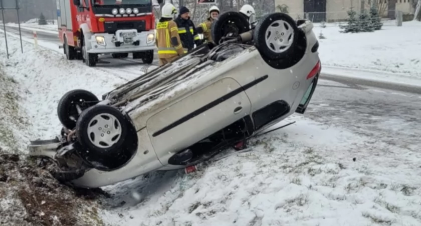 Auto wypadło z drogi. Szczegóły wypadku w Gąsiorowie