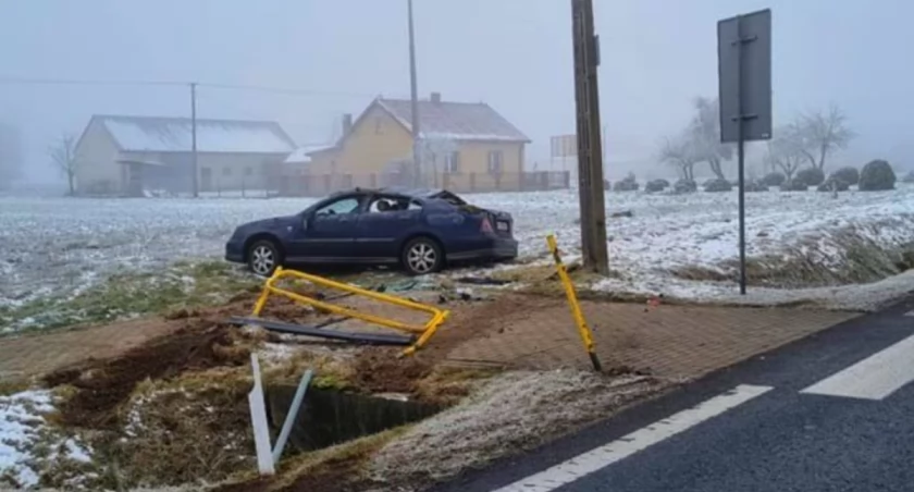 Uderzył w barierkę, przepust i dachował