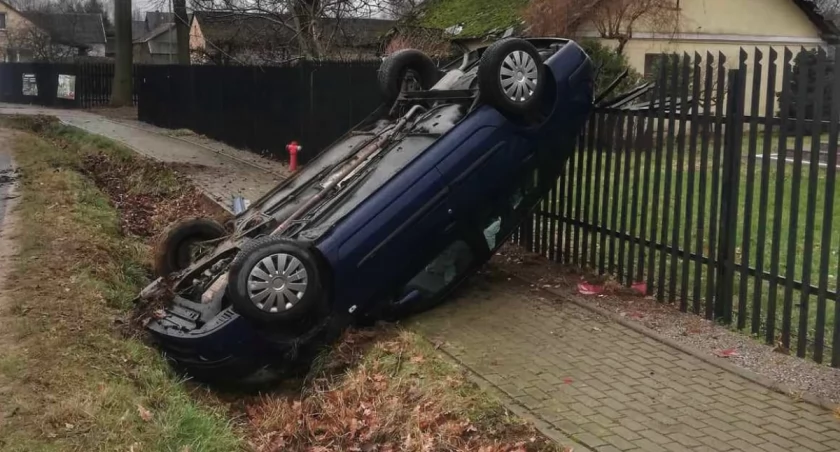 W wyniku poślizgu auto osobowe wypadło z drogi