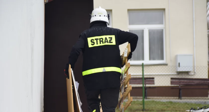 Nocne działania strażaków. Zalana piwnica w budynku mieszkalnym