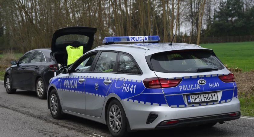 Druhowie OSP udaremnili dalszą jazdę pijanej kobiecie, pasażer był poszukiwany listem gończym