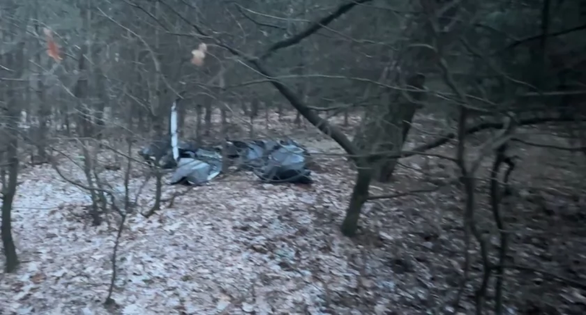 Szokujące, co można znaleźć w pułtuskich lasach, tuż za Popławami [FILM]