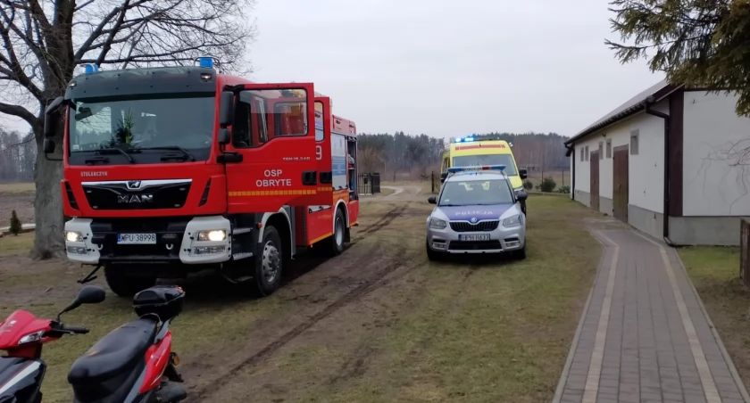 Strażacy wezwani do otwarcia mieszkania. Jedna osoba zabrana przez karetkę