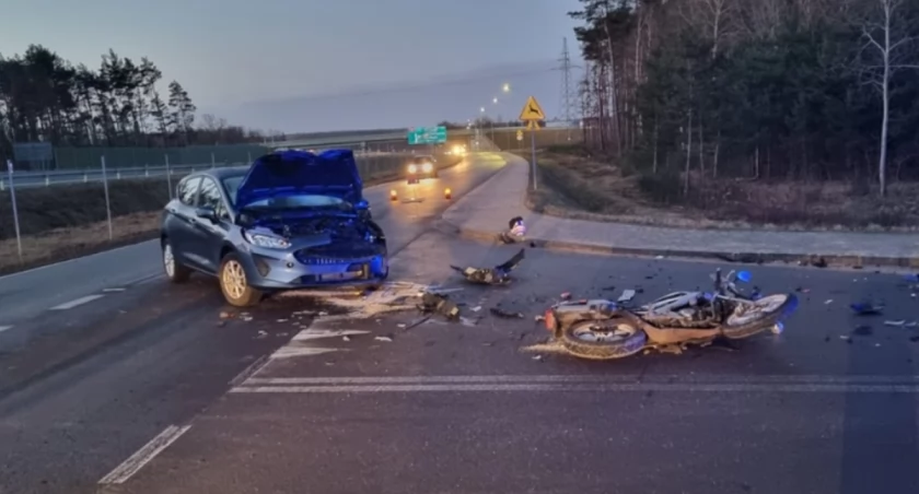 Fatalna passa na mazowieckich drogach trwa. Potrącona rowerzystka zmarła, motocyklista trafił do szpitala