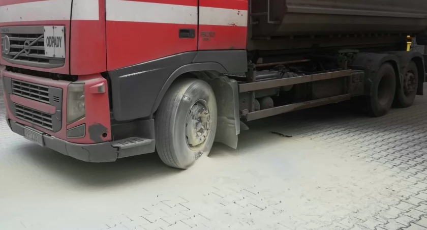Zagrożenie pożarowe tira oraz domu. Strażacy ruszyli na pomoc