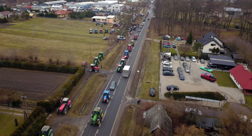 Protestujący rolnicy wyruszyli z Kacic – film z lotu ptaka