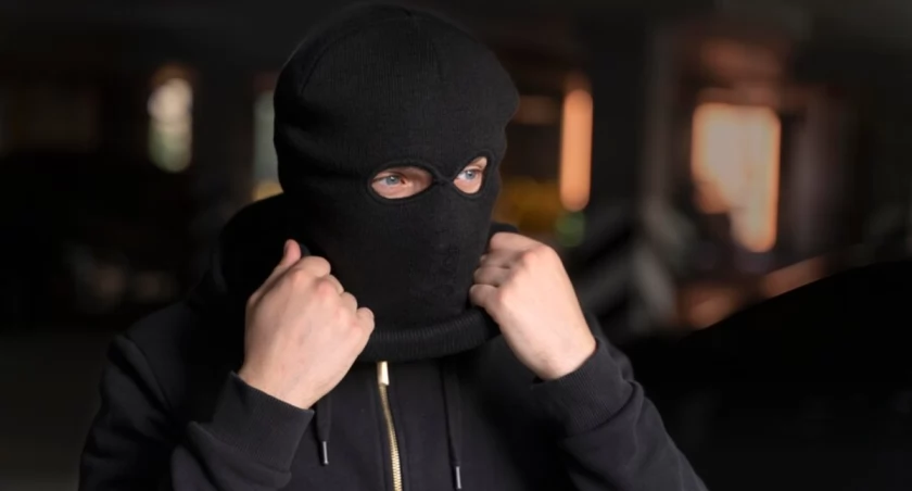 U sąsiadów: z łomem w ręku napadł na ekspedientkę