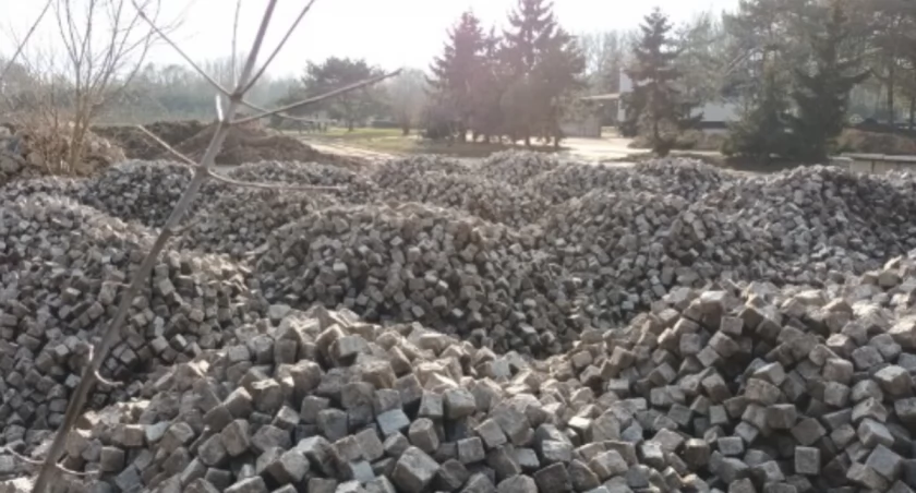 Granitowa kostka z ul. Traugutta – nawierzchnią ulic staromiejskich