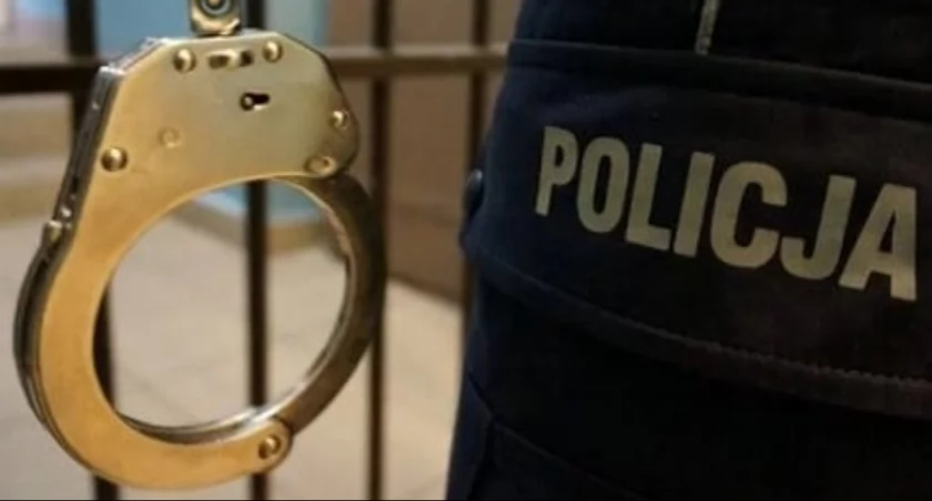   Policjanci zatrzymali poszukiwanego listem gończym mieszkańca Pułtuska. Podczas zatrzymania był wyraźnie zaskoczony