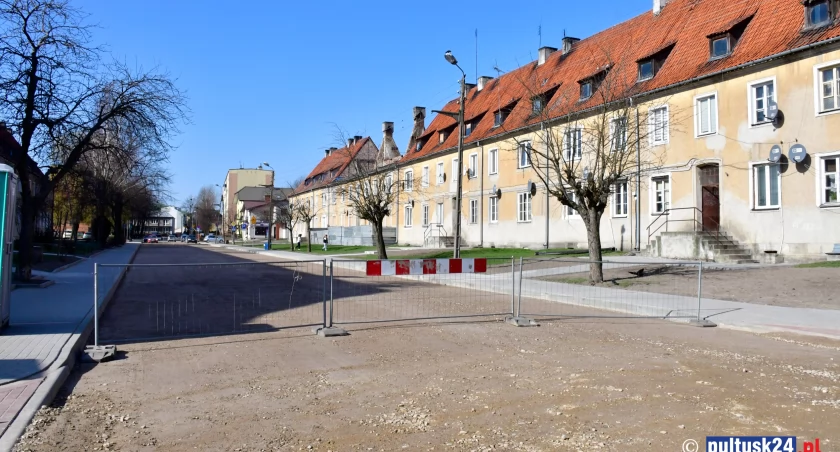 Granitowa kostka z ul. Traugutta ozdobi ulicę staromiejską