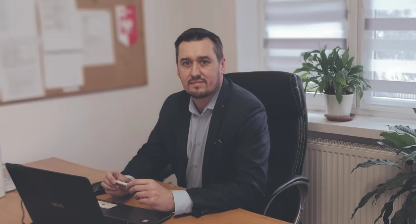 Wójtem czy prezesem się bywa. Człowiekiem trzeba być zawsze
