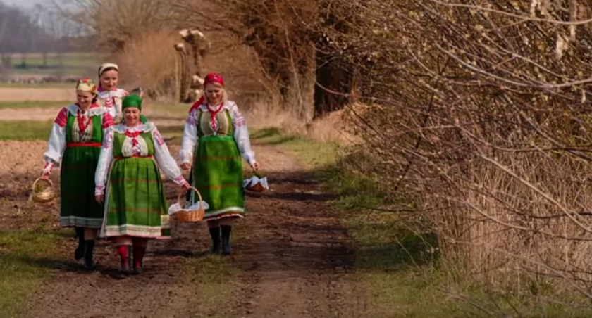 Film o oklejance kurpiowskiej z Puszczy Białej. Sceny powstawały w Pniewie, Zatorach, Sadykrzu i Jackowie