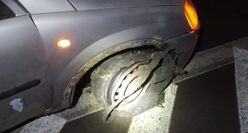 Kompletnie pijany, bez prawa jazdy i na uszkodzonej feldze jechał obwodnicą. Zauważył go policjant