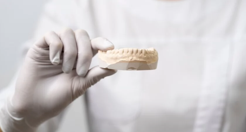 Producent nakładek prostujących zęby ukarany za nieuczciwe praktyki