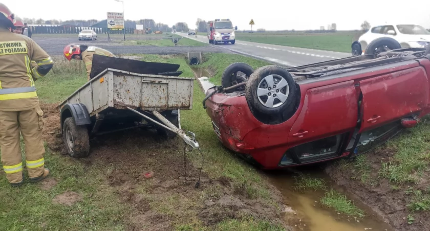 Wypadek w Topolnicy. Auto wpadło do przydrożnego rowu