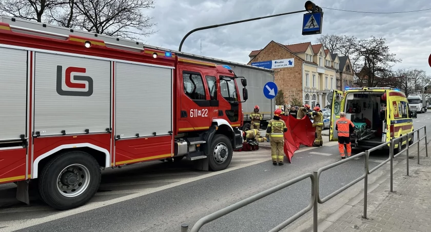 Wypadek na przejściu dla pieszych w Pułtusku. Jedna osoba poszkodowana, trasa jest zablokowana