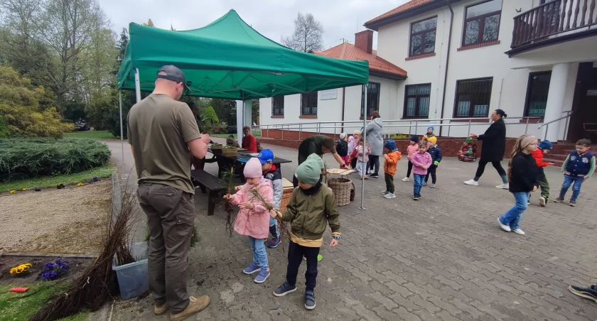 W siedzibie Nadleśnictwa Pułtusk trwa akcja #sadziMY. Chętnych na bezpłatne sadzonki nie brakuje