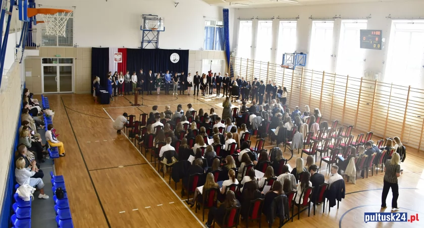 Maturzyści ze „Skargi” odebrali świadectwa ukończenia szkoły