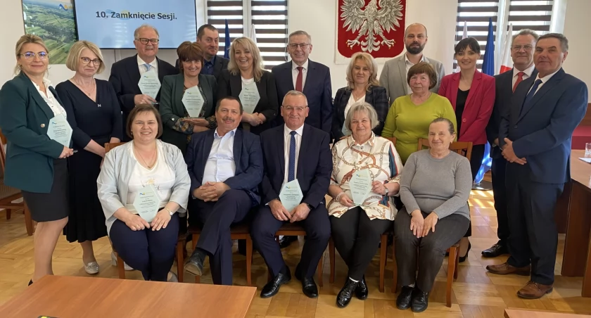Ostatnia Sesja Rady Gminy Pokrzywnica mijającej kadencji. Radni odebrali piękne, pamiątkowe statuetki
