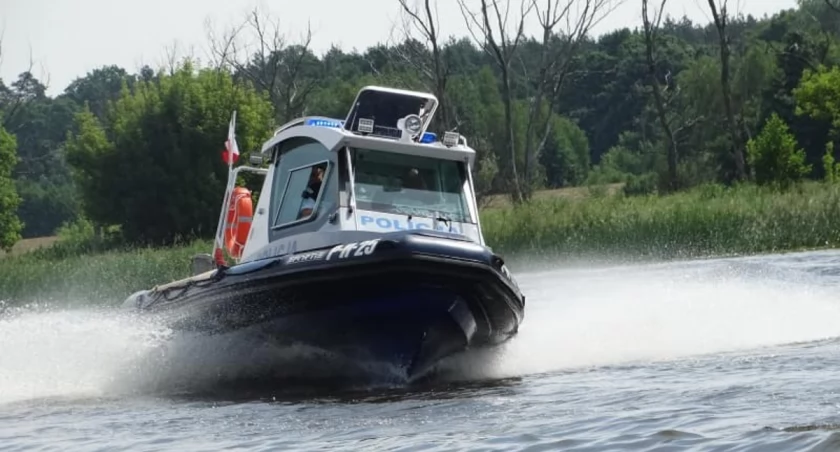 Policjanci w Sportis PH-25 z 200-konnym silnikiem rozpoczęli sezon na wodzie