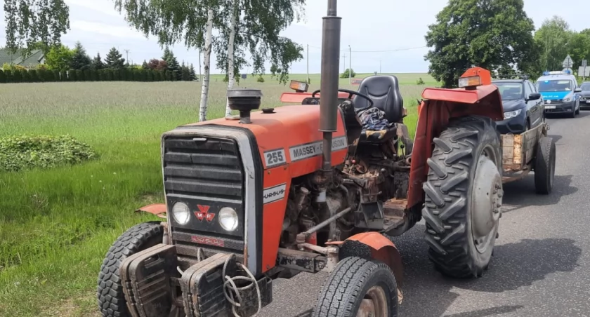Bez przeglądu, ubezpieczenia i prawa jazdy, za to na podwójnym gazie