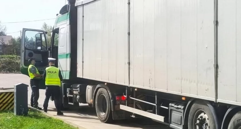 Pojazdy ciężarowe pod kontrolą policjantów i funkcjonariuszy służby celno-skarbowej
