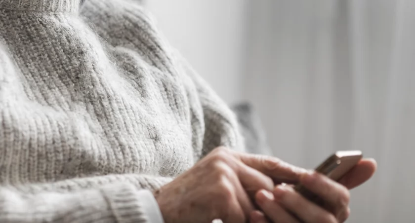 Dwójka seniorów z terenu powiatu pułtuskiego straciła pieniądze. Oszuści podawali się za rodzinę