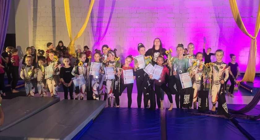 Aerialowy Festiwal Talentów w Żyrardowie. Zawodniczki KS Semiramida z medalami i pucharami