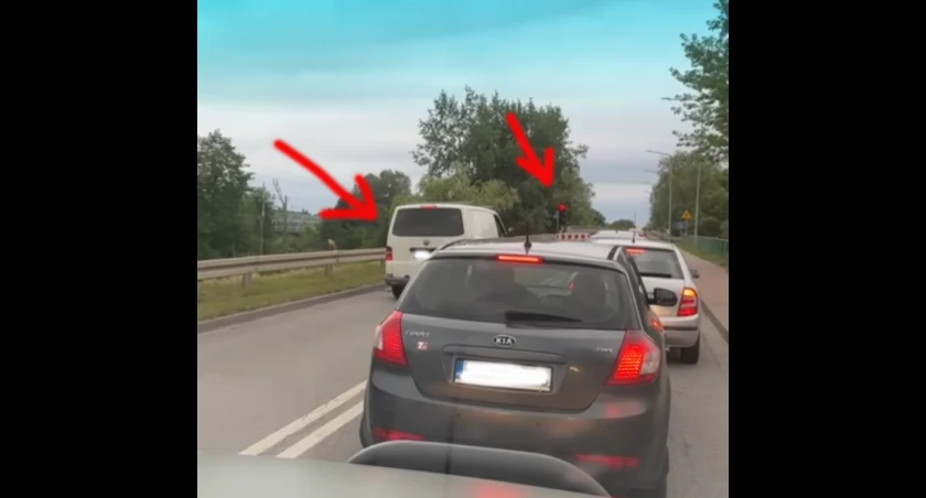 Czerwone to nie czerwone! Fatalne zachowanie niektórych kierowców na moście!