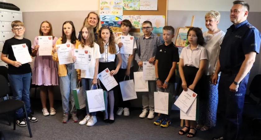 „Bezpieczna kąpiel – wakacje wolne od uzależnień” – laureaci konkursu plastycznego nagrodzeni
