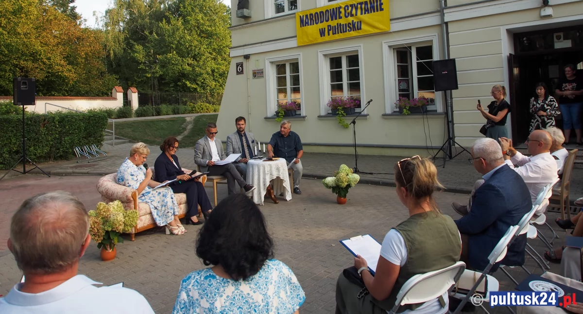 Narodowe Czytanie 2024 przy pułtuskiej bibliotece
