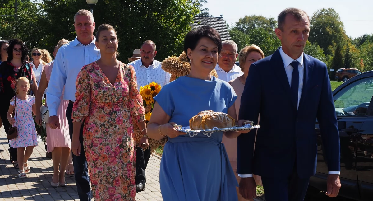 Święto Plonów Gminy Pułtusk w Lipie. Korowód z darami ziemi