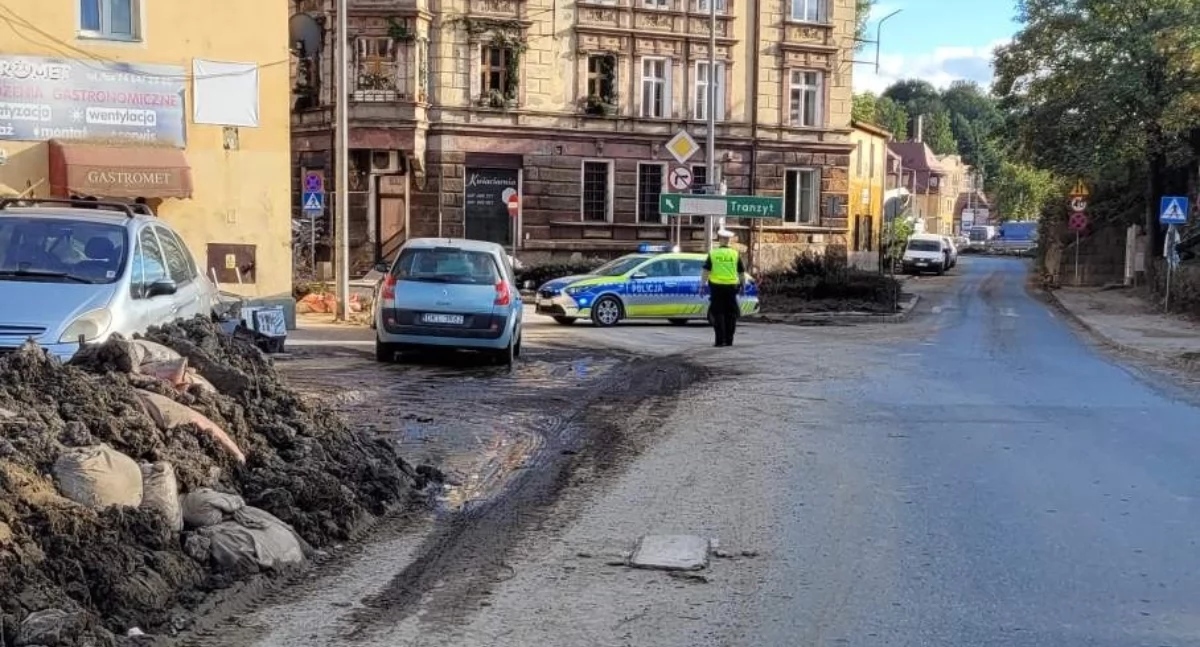 Mazowieccy policjanci pomagają na terenach dotkniętych powodzią