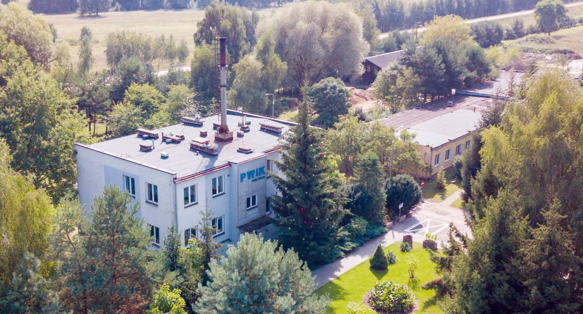 PWiK to firma wiązana na sznurki i klejona na taśmę klejącą