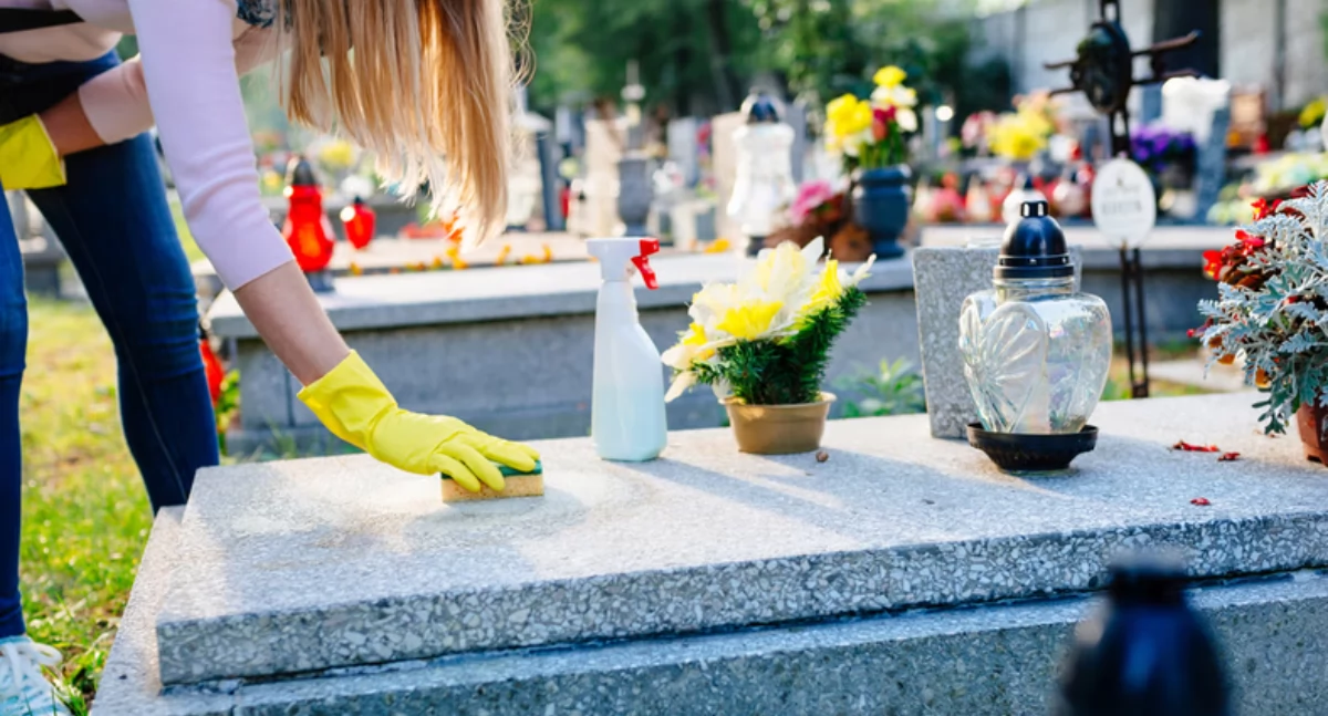 Jak właściwie czyścić nagrobki? Ekspert radzi, jak dbać o groby